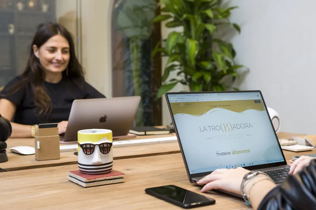 Portátil con la web de La Tro(b)adora en la mesa de trabajo