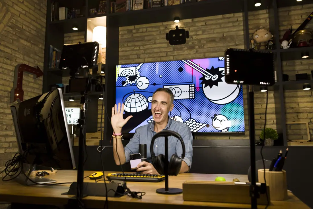 Estudio de grabación con cámara, focos y micrófono