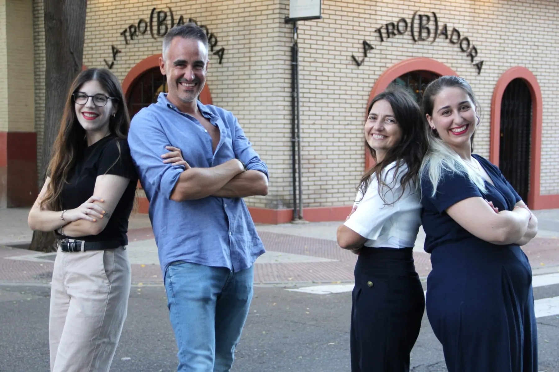 El equipo de La Tro(b)adora frente a la fachada de Bruno Solano