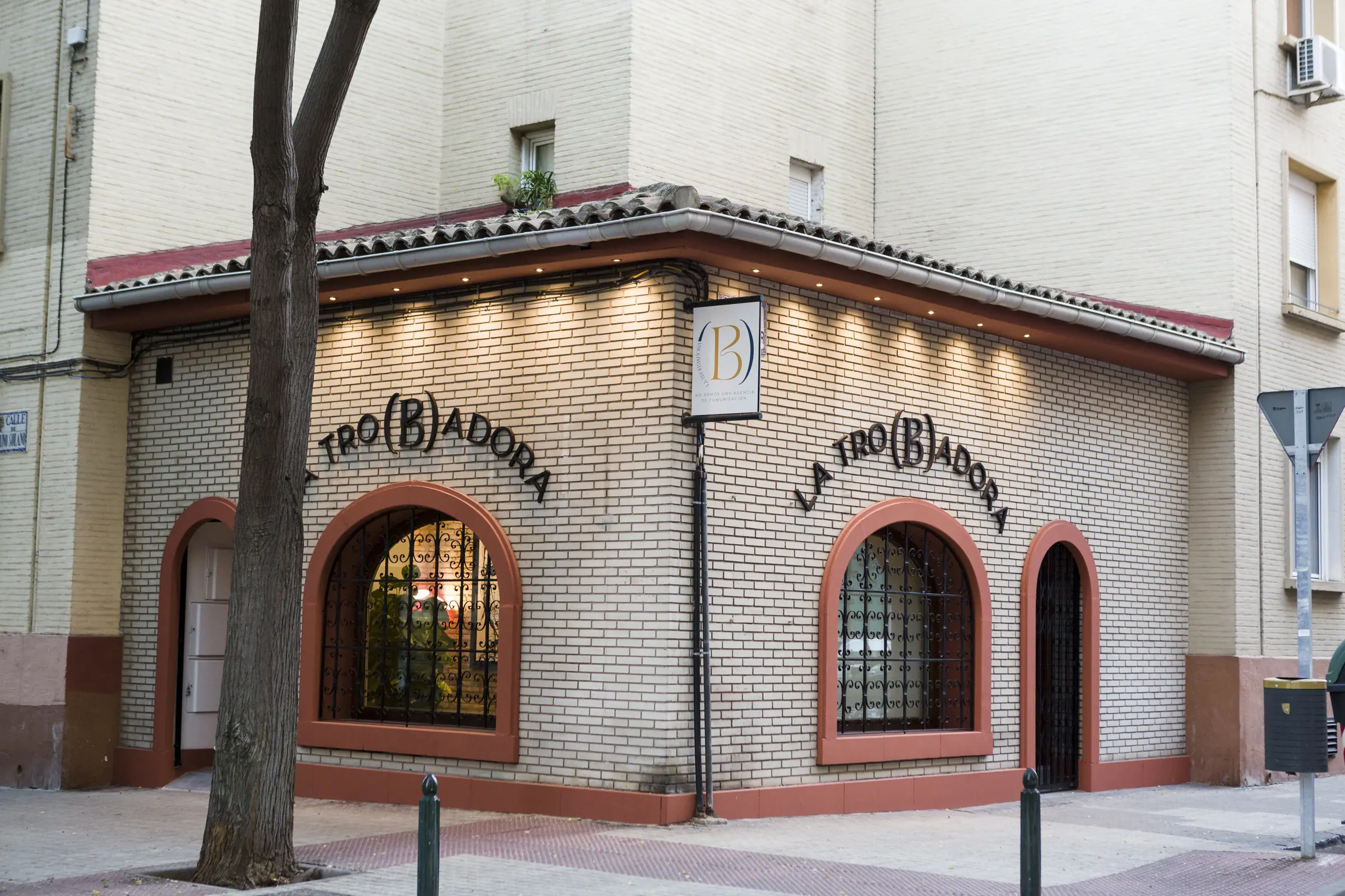 La esquina de La Tro(b)adora iluminada