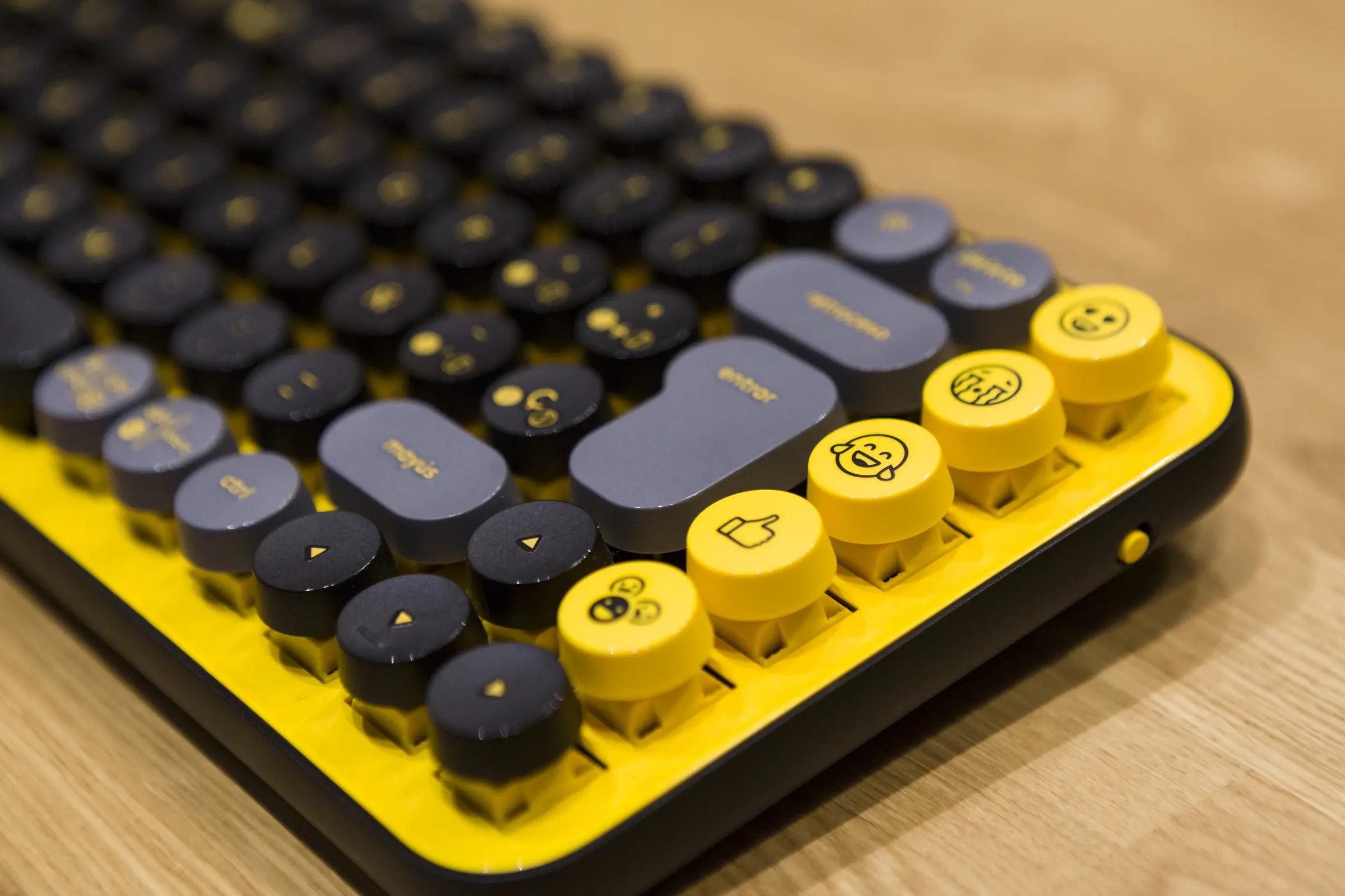Teclado amarillo y gris